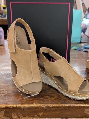 New In Box From Corky's "For Keeps" Velcro Closure 3" Wedge In Caramel